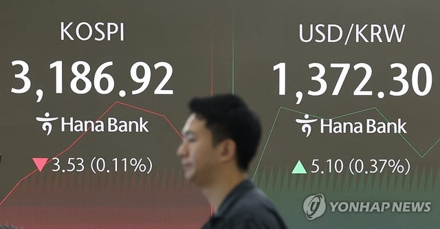 A dealing room at Hana Bank in central Seoul on July 25, 2025 (Yonhap)