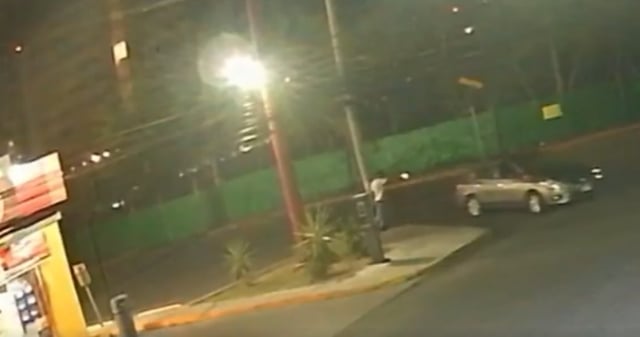 Un hombre que llegó a una tienda de conveniencia a realizar una compra se encontró con un asalto en desarrollo. Cuando intentó escapar hacia su auto, el ladrón le disparó cuatro tiros y pedió la vida. Foto: Captura de pantalla de video.