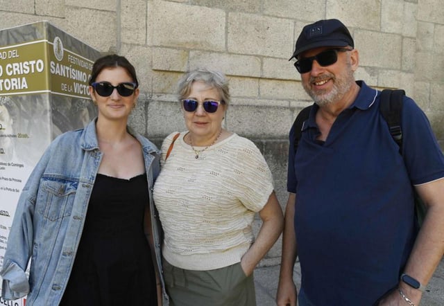 Leyre, Begoña y Jose Antonio, visitantes de Madrid opinan que la medida es una manera de controlar el turismo.