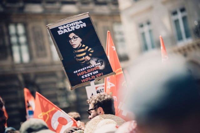 Manifestation devant l'Assemblée nationale en soutien à Radio France et contre le projet de la réforme Dati, à Paris, le 30 juin 2025. 