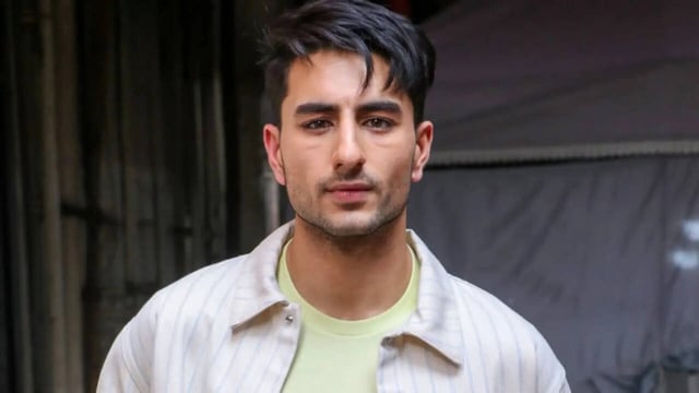 Ibrahim Ali Khan Interacts With Fan In Sign Language, Asks Him To Go Home And Sleep; Netizens Call 'Good Parenting'