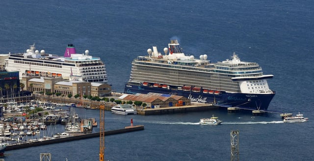 La doble escala de los cruceros Ambition y Mein Schiff 4, en el muelle de cruceros de Vigo.
