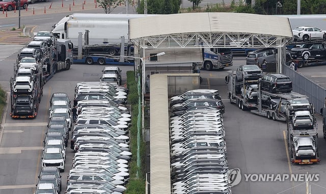 This photo, taken July 24, 2025, shows a trailer transporting newly completed vehicles at Kia Autoland in Gwangmyeong, just south of Seoul. (Yonhap)