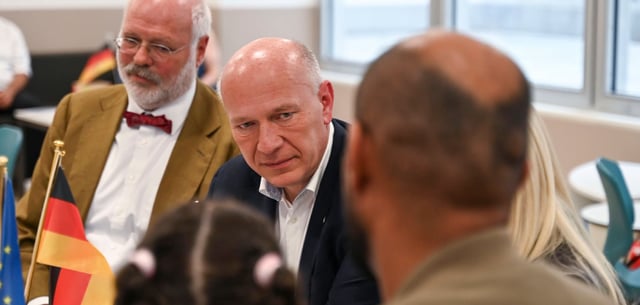 Kai Wegner (M.) bei einem Pressetermin