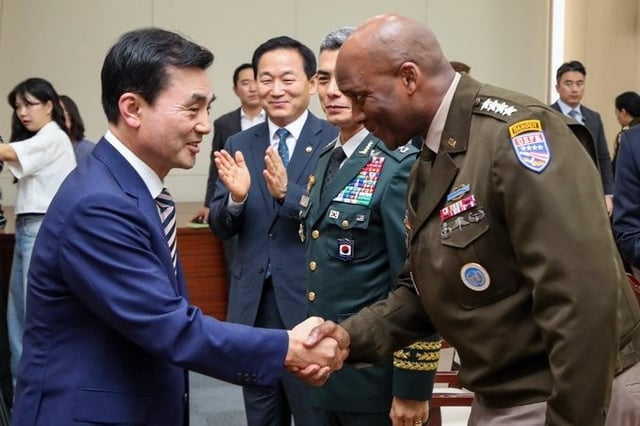New Defense Minister Ahn Gyu-back (L) shakes hands with U.S. Forces Korea Commander Gen. Xavier Brunson during Ahn's inauguration ceremony held at the defense ministry in Seoul on July 25, 2025, in this photo shared on Brunson's X account. (PHOTO NOT FOR SALE) (Yonhap)