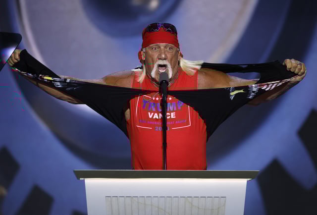 Hogan avait déchiré sa chemise lors d’un meeting de Trump.