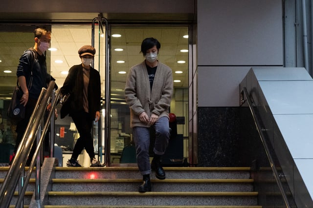 La chanteuse et militante pro-démocratie, Denise Ho, quitte le commissariat après avoir été libérée de sa garde à vue à Hong Kong, le 30 décembre 2021. (Image d’illustration)