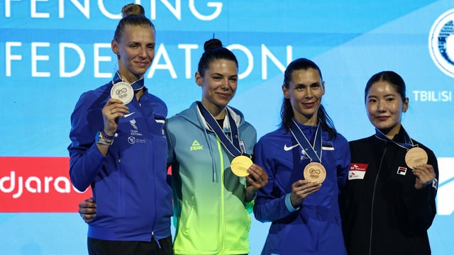 Wlada Charkowa (2.v.l.) posiert mit ihrer Goldmedaille