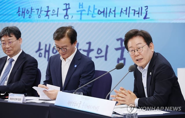 President Lee Jae Myung (R) speaks during a townhall meeting at Pukyong University in the southeastern city of Busan on July 25, 2025. (Yonhap)