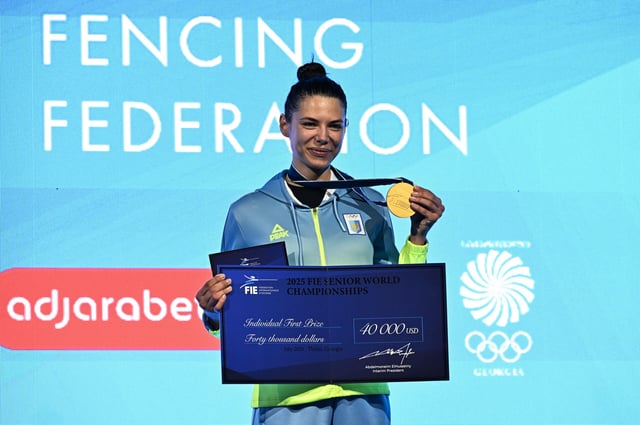 Die ukrainische Fecht-Weltmeisterin Vlada Kharkova verweigerte ein Siegerfoto mit russischen Athleten, posierte lieber alleine.