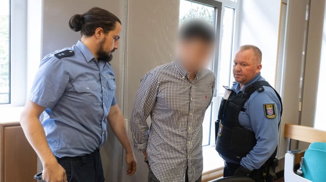 Der Angeklagte (M.) beim Prozessauftakt vor dem Landgericht Frankfurt