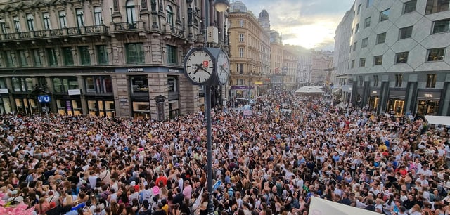 Taylor-Swift-Fans versammelten sich 2024 nach der Absage des Konzerts in Wien