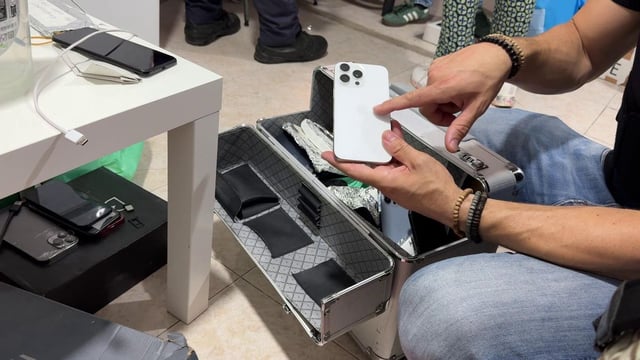 Los Mossos desarticulan las "estructuras criminales" que controlaban el comercio ilícito de teléfonos, cometía estafas y después los enviaba a Asia y Marruecos