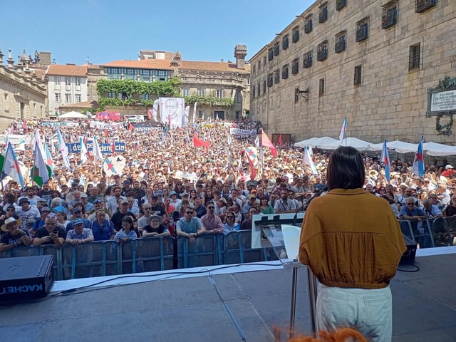 Ana Pontón, en un momento de su discurso, ante una abarrotada Praza da Quintana.