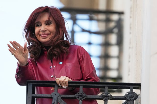 La expresidenta argentina Cristina Fernández saluda a sus partidarios desde el balcón de su casa dos días después de que la Corte Suprema de Argentina confirmara su condena por corrupción en Buenos Aires, Argentina, el jueves 12 de junio de 2025. (Foto AP/Natacha Pisarenko)