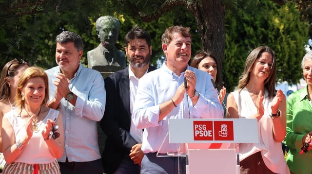 Besteiro en el centro durante el acto celebrado en Rianxo, rodeado de cargos y militantes del PSdeG