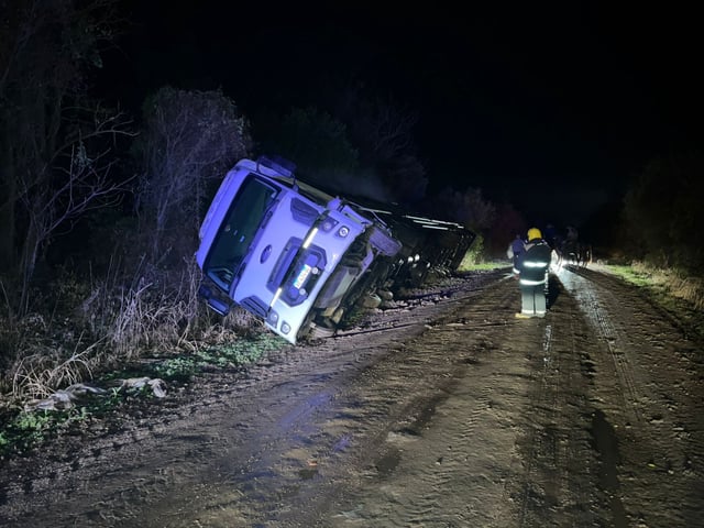 El camión que volcó. (Policía)