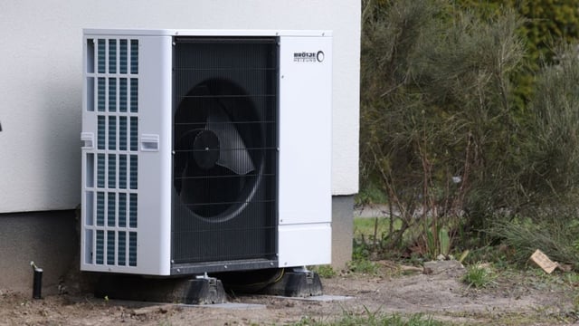 Eine Wärmepumpe kann Haushalten jährlich mehrere hundert Euro Heizkosten ersparen.