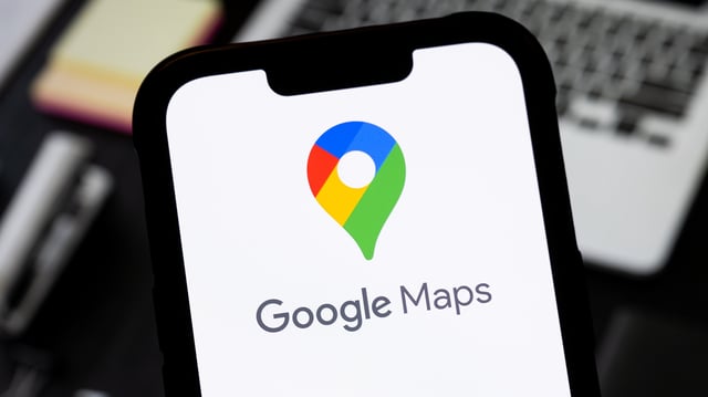 Smartphone mit Google Maps Logo.