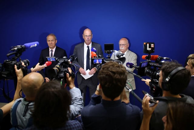 Le ministre de l’Economie, Eric Lombard, avec les sénateurs Claude Raynal, président de la commission des finances, et Jean-Francois Husson, au ministère des Finances, le 24 juillet 2025. Ces deux sénateurs ont rédigé un amendement qui rend illégaux les montages visant à contourner l’impôt sur les dividendes.