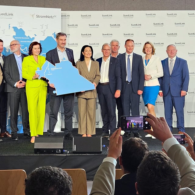 Symbolischer Baustart: TransnetBW beginnt mit dem Bau der ersten Streckenabschnitte von SuedLink in Bayern. Zu dem Festakt waren neben Ministerpräsident Markus Söder auch Landrat Thomas Bold (rechts) und Oerlenbachs Bürgermeister Nico Rogge (3. von rechts) geladen.