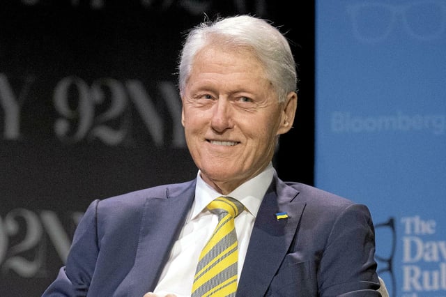 Une révélation de plus dans l’affaire Epstein. L’album offert par son ex-compagne au criminel pour son anniversaire contient une note de Bill Clinton.
