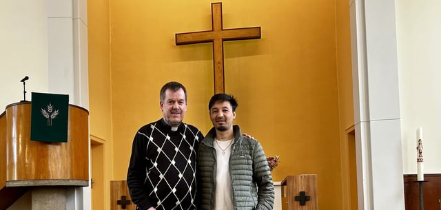 Pfarrer Gottfried Martens (l.) und der Afghane Reza Rezai in der Dreieinigkeits-Kirche in Berlin-Steglitz