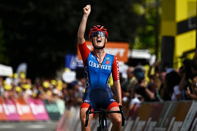 Cédrine Kerbaol lors de sa victoire dans la sixième étape du Tour de France féminin, à Morteau (Doubs), le 16 août 2024.