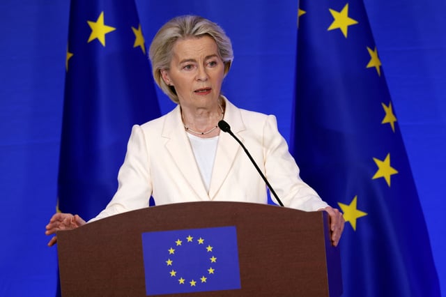 La présidente de la Commission européenne Ursula Von der Leyen a indiqué sur X avoir eu un échange téléphone avec Donald Trump, lors duquel a été convenu une rencontre en Ecosse ce dimanche.