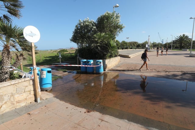 Río de aguas sucias en la playa de Port de Sagunt.