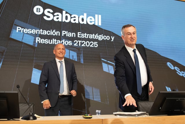 El consejero delegado de Banco Sabadell, César González-Bueno, y el director financiero, Sergio Palavecino