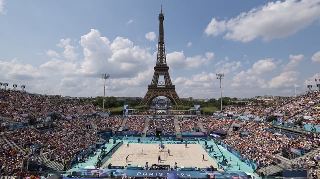 Le beach-volley au pied de la tour Eiffel, lors des JO 2024.