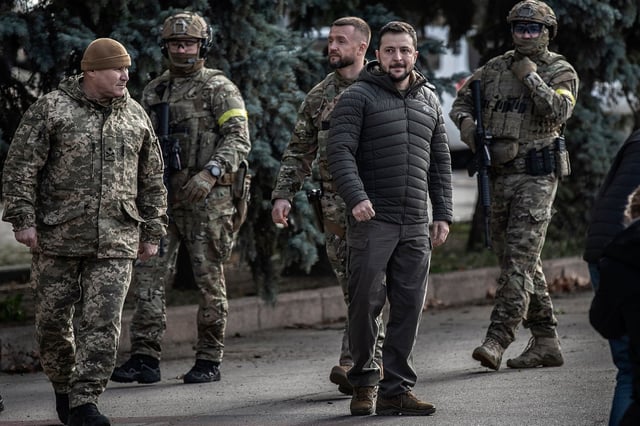 El presidente de Ucrania, Volodimir Zelensky, en la plaza principal de Kherson, el 14 de noviembre de 2022