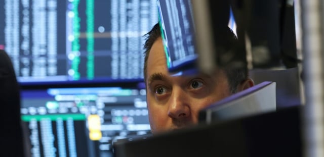 Un opérateur à la Bourse de New York, le 11 juillet 2025