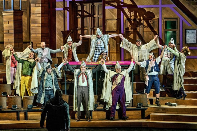 El Festival de Bayreuth se abrió este viernes con el estreno de una nueva versión de Los Maestros Cantores de Núremberg, con dirección musical de Daniele Gatti y dirección escénica de Matthias Davids, en la que se procura mostrar una faceta liviana y hasta humorística de Richard Wagner, cuya obra está marcada por las grandes tragedias.EFE/ Bayreuther Festspiele / Enrico