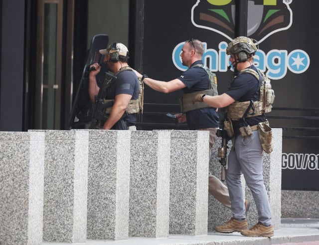 FBI agents enter the Dirksen U.S. Courthouse during a standoff between a man with a knife and law enforcement continue on July 22, 2025.  (Terrence Antonio James/Chicago Tribune)