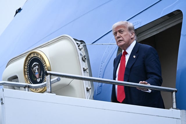 El presidente de Estados Unidos, Donald Trump, desembarca del Air Force One a su llegada al aeropuerto de Prestwick, al sur de Glasgow, el 25 de julio de 2025, el primer día de su visita al Reino Unido