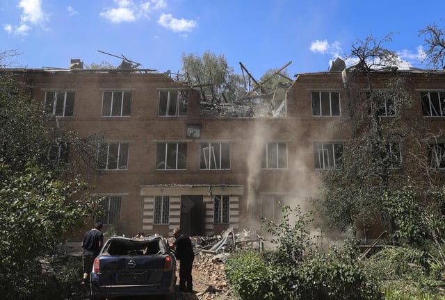 Daños causados por un ataque ruso en un edificio de Járkov, este viernes.