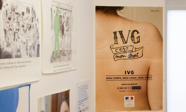 Cette clause spécifique a été introduite par Simone Veil pour faire passer la loi sur l’IVG, en 1975. Dans le contexte d’il y a cinquante ans, on comprend bien qu’il fallait cette double clause pour rassurer les médecins qui n’y étaient pas favorables.