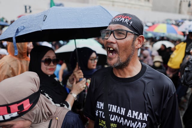 A man reacts during a protest calling for Malaysian Prime Minister Anwar Ibrahim to resign in Kuala Lumpur, Malaysia July 26, 2025. REUTERS/Hasnoor Hussain