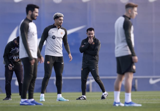 Soccer Football - LaLiga - FC Barcelona Training - Ciutat Esportiva Joan Gamper, Barcelona, Spain - November 3, 2023 Barcelona coach Xavi Hernandez with players during training REUTERS/Albert Gea/File Photo