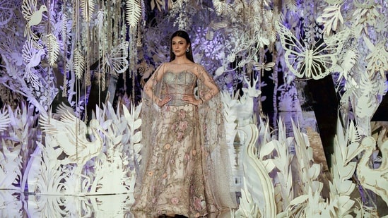 Riddhima Kapoor Sahni strutted down the ramp in a stunning dress featuring intricate floral work. She walked for designer Suneet Verma.