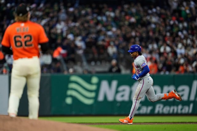 New York Mets&#39; Francisco Lindor, right, runs the bases after hitting a solo home run against San Francisco Giants pitcher Logan Webb (62) during the third inning of a baseball game Friday, July 25, 2025, in San Francisco. (AP Photo/Godofredo A. Vásquez)