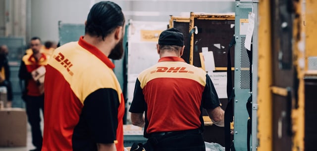 Mitarbeiter einer DHL-Zustellbasis in Berlin-Neukölln
