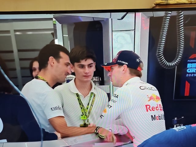 Lionel Scaloni dialoga con Max Verstappen en el Circuito de Spa-Francorchamps.