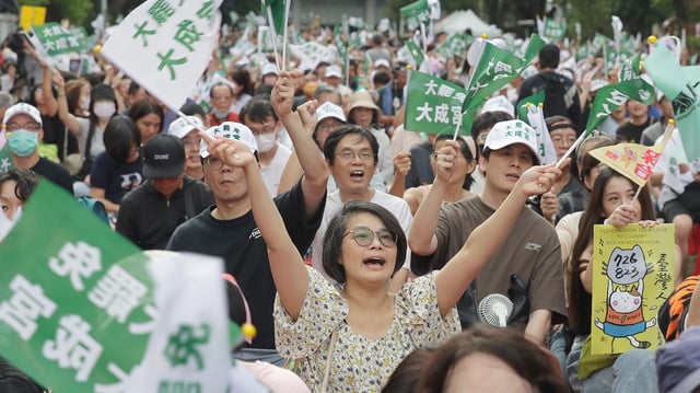 Menschen reagieren auf die Auszählung der Stimmen nach einer Abstimmung in Taipeh.
