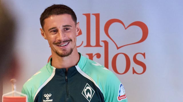Werder-Trainer Marco Friedl lächelt bei einem Pressetermin am Rande des Trainingslagers im Zillertal.