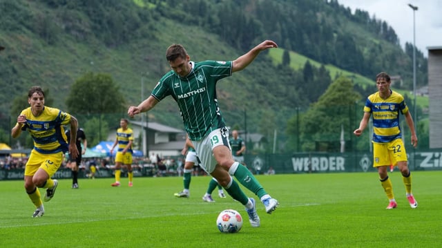 Werder-Profi Maximilian Wöber wird im Testspiel gegen Parma im Zillertal von zwei Gegenspielern bedrängt.
