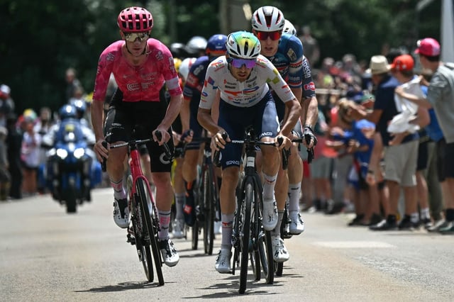 Le coureur français Jordan Jegat (au centre), de l'équipe TotalEnergies, à Pontarlier, dans le Doubs, le 26 juillet 2025.