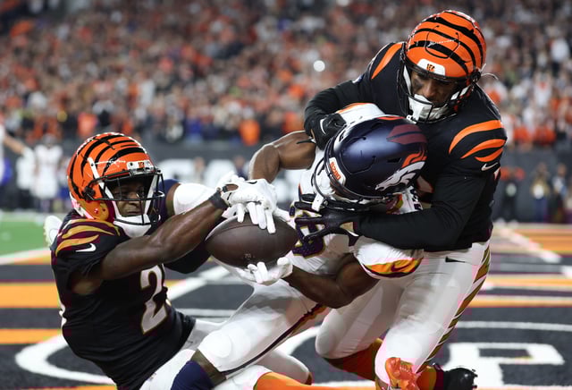 CINCINNATI, OHIO - DECEMBER 28: Marvin Mims Jr. #19 of the Denver Broncos catches a touchdown pass against Mike Hilton #21 and Geno Stone #22 of the Cincinnati Bengals during the fourth quarter at Paycor Stadium on December 28, 2024 in Cincinnati, Ohio.